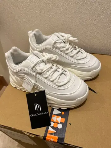 GlamDress 화이트 스니커즈 신상