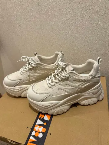 Princess 화이트 통굽 스니커즈