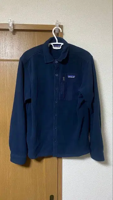 네이비 플리스 자켓 가슴 포켓 부착