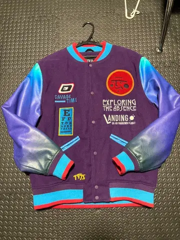 우주 테마 바시티 자켓 보라색 파랑 빨간색