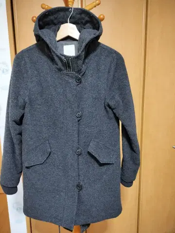 다크 그레이 후드 부착 울 코트