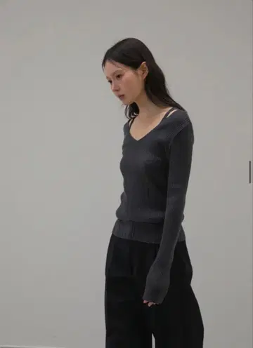 OHOTRO Madam Set Knit 다크 그레이 V넥 긴팔