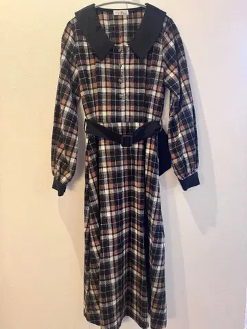 체크 무늬 긴팔 원피스