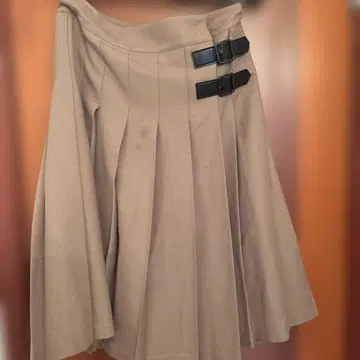 베이지 플리츠 스커트 버클 포함