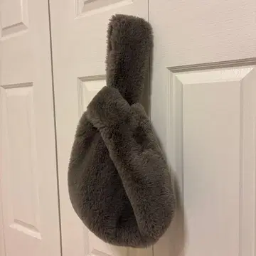 HUG O WaR 에코 퍼 백