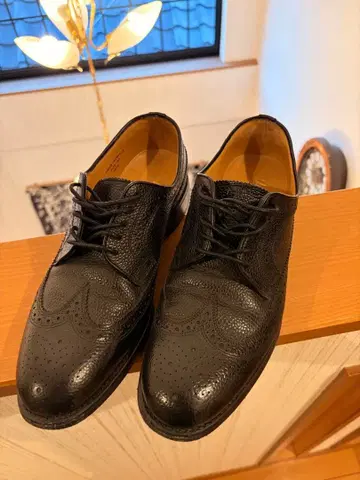 어반 리서치 블랙 가죽 윙팁 드레스 슈즈