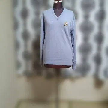 라이트 블루 V넥 스웨터 엠블럼 부착 피터 야콥 센카