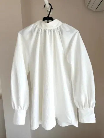 화이트 긴팔 튜닉 블라우스