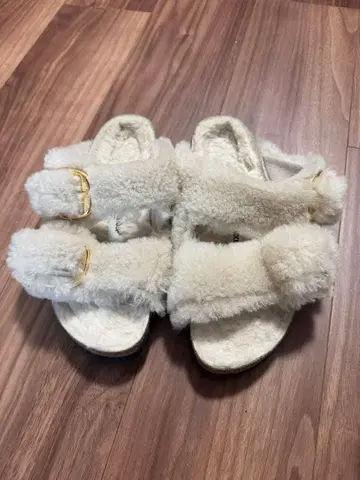 BIRKENSTOCK 화이트 퍼 샌들 사이즈 37