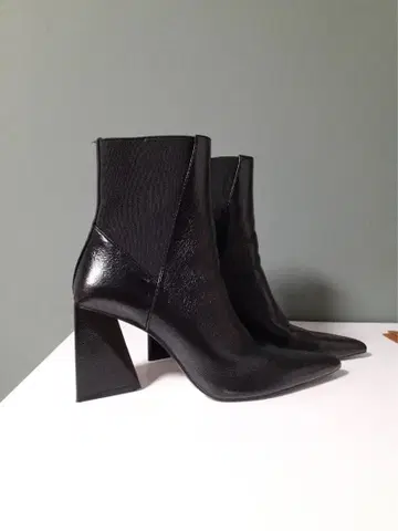새상품급 자라 숏 부츠 사이드 지퍼 블랙 ZARA 39