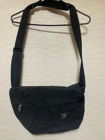 블랙의 심플한 숄더백