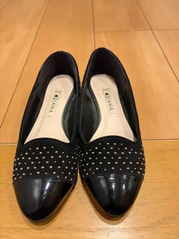 DIANA 스터드 장식 블랙 플랫슈즈