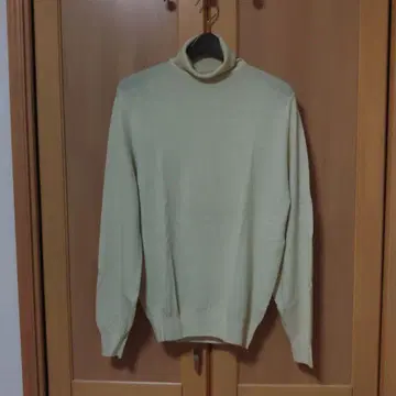 존스메들리 울 크림색 터틀넥 니트