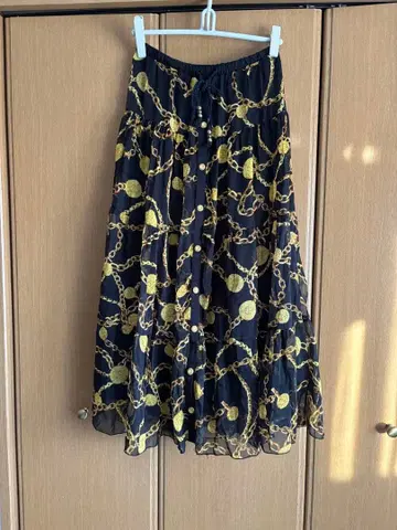 레어 d.i.a. 체인 패턴 플레어 스커트