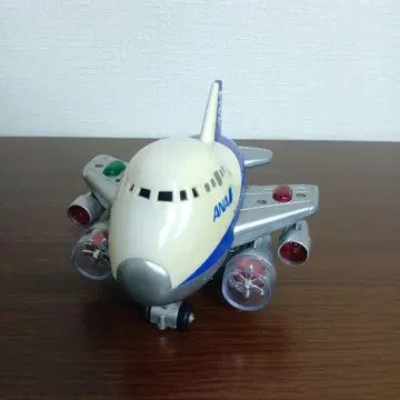 ANA 점보 비행기 빛나고 소리도 나는 움직이는 완구