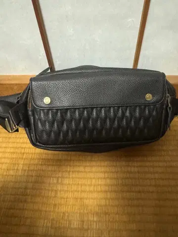 DLMS 비건 가죽 바디백