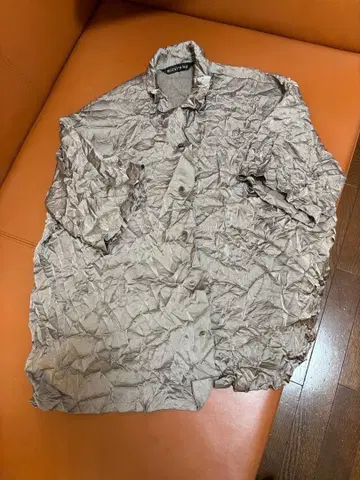 미즈이로 인디 애쉬 그레이 버튼업 셔츠