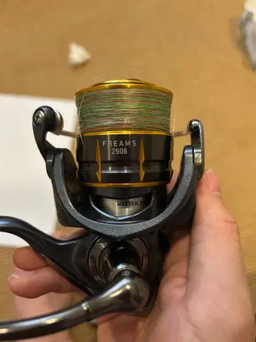 15 FREAMS 2508 스피닝 릴