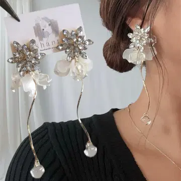 꽃잎 귀찌 / 흔들리는 롱 디자인 결혼식 브라이덜 웨딩 촬영용