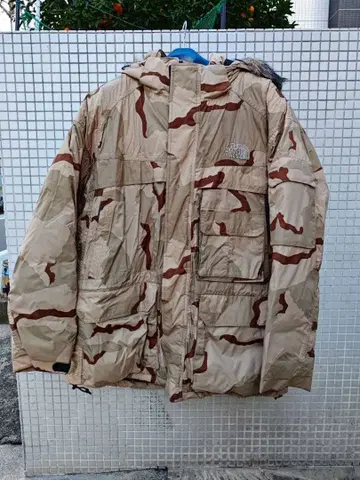 카모 패턴 후드 부착 다운 자켓