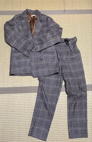그레이 계열 체크 테일러드 자켓과 팬츠 세트