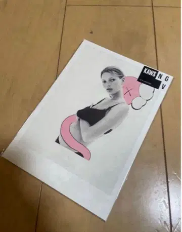 KAWS x KATE MOSS NGV 엽서 세트