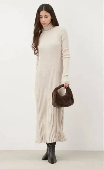 Mila Owen 터틀넥 롱 리브 니트 원피스 라메 새상품급