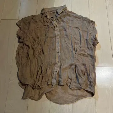 브라운 버튼 달린 셔츠