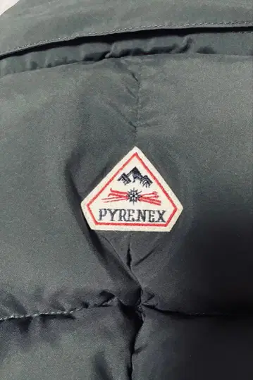 피레넥스 다운 베스트 후드 미사용 새상품급 1/5까지 판매 예정