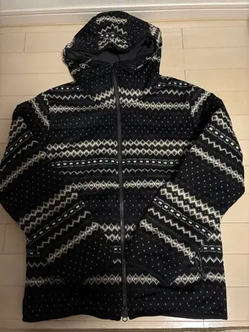 유니클로 플리스 자켓 M 사이즈 블랙과 화이트의 기하학 패턴