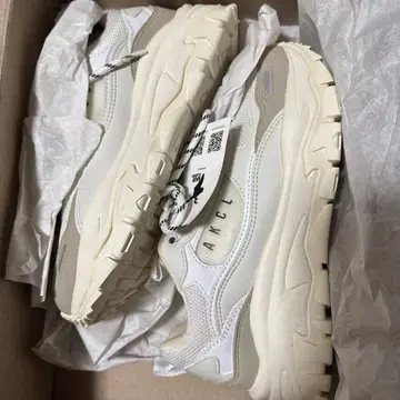 AKCL 화이트 스니커즈