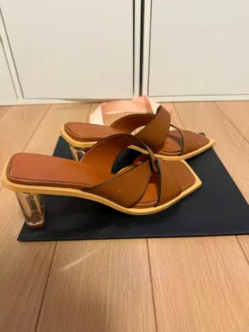 Evol 브라운 크로스 스트랩 샌들