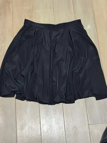 [미사용품] 아메리칸 어패럴 블랙 플레어 스커트 L