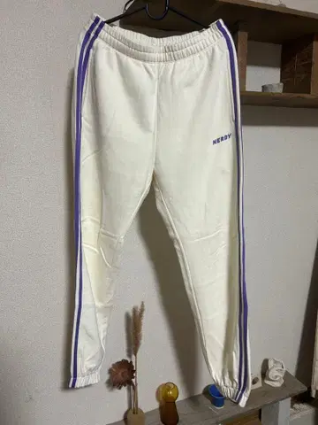 NERDY 크림색 스웨트 팬츠