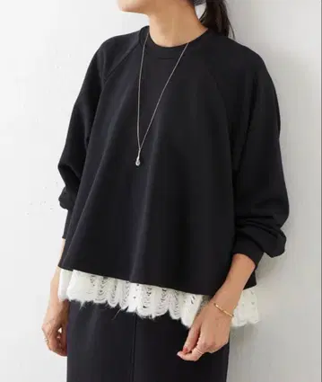 [ 미사용 새상품 ] 비어즐리 밑단 탬 레이스 티셔츠 블랙