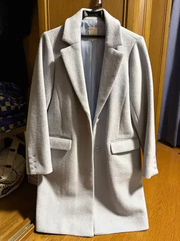 라이트 그레이 체스터 코트 앞 포켓 부착