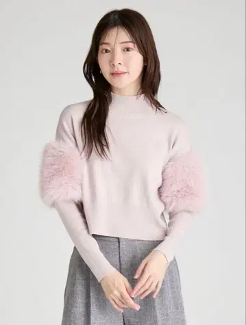 퍼 달린 옅은 핑크 크롭 니트