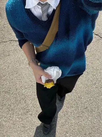 그라데이션 V넥 니트 블루 네이비