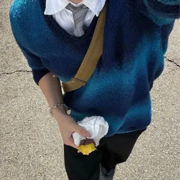 그라데이션 V넥 니트 블루 네이비