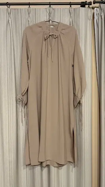 미라 오웬 베이지 긴팔 드로우 스트링 셔츠