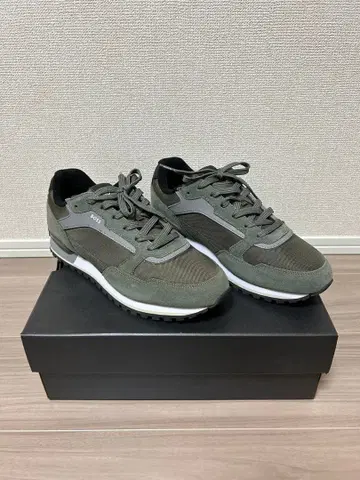BOSS 올리브 그린 스웨이드 스니커즈
