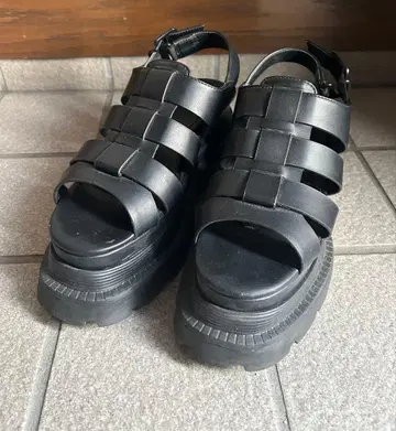 [여름 아이템 세일] 지나시스 트랙 밑창 구르카 샌들