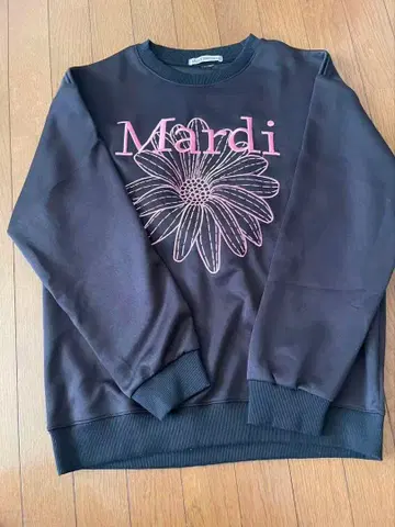 Mardi 플라워 자수 블랙 트레이닝복