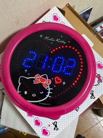 헬로키티 빛나는 벽시계 하자 있음