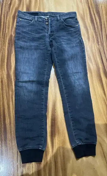 1 piu 1 uguale 3 다크 그레이 데님풍 팬츠