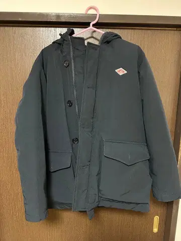 다크 그레이 후드 부착 다운 자켓