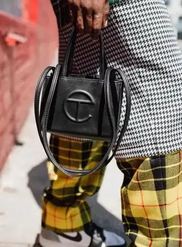 Telfar 블랙 숄더백 로고 수납 가방 포함