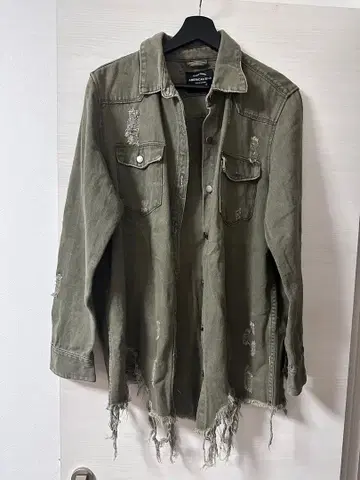 올리브 그린 데미지 가공 밀리터리 자켓