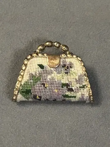 쁘띠 포원 꽃무늬 자수 백 모양 브로치 앤티크