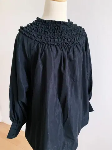 Fitmore* 프릴 달린 블랙 블라우스